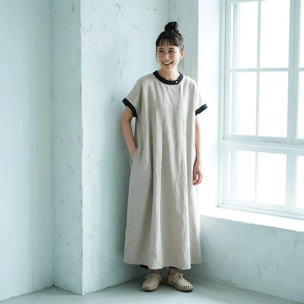 凛とした配色で引き締める、贅沢シルエットの生成り服