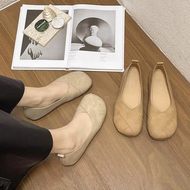 素足にそっと寄り添う、軽やかに街を歩むレザーパンプス