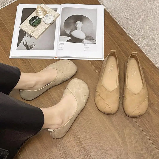 素足にそっと寄り添う、軽やかに街を歩むレザーパンプス