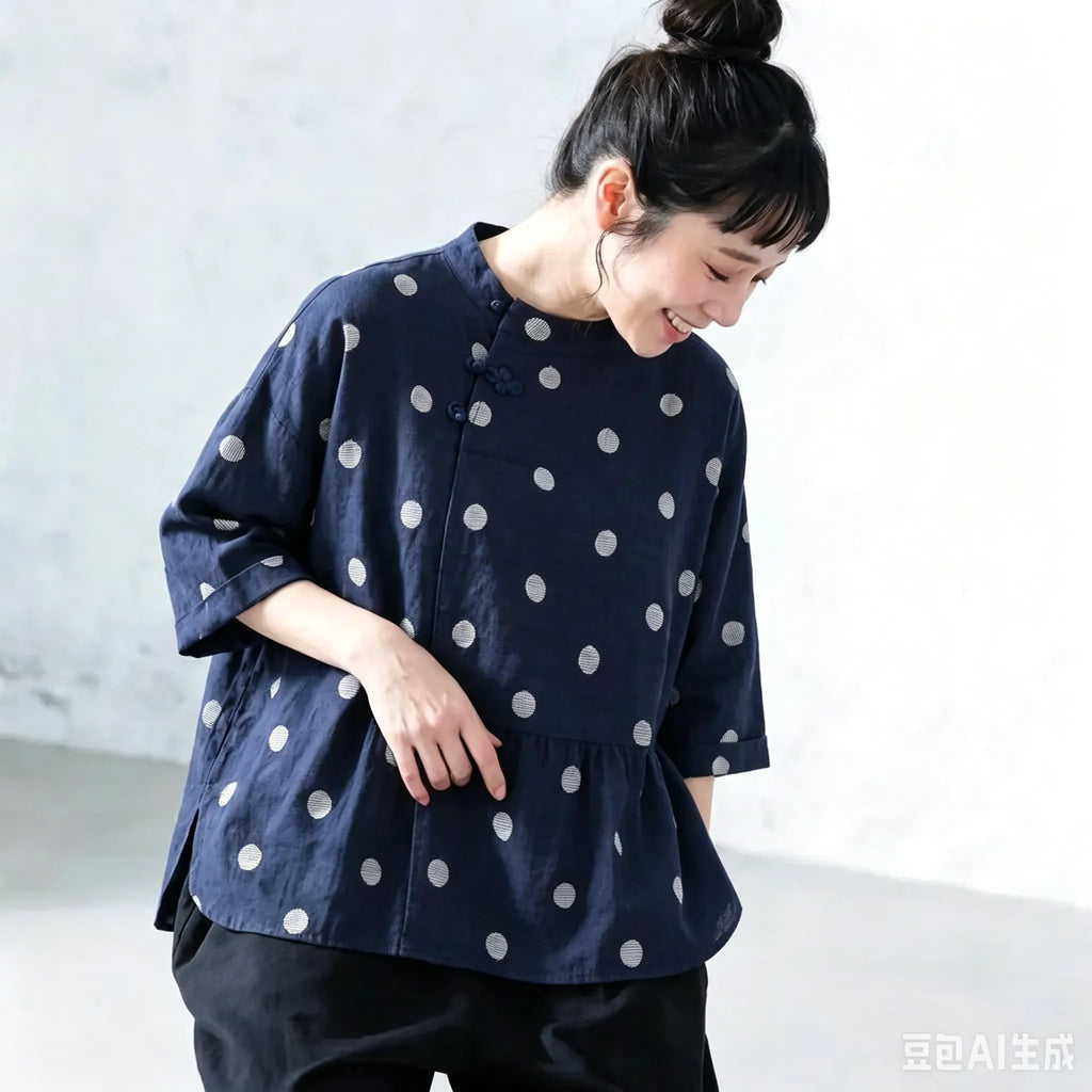 水玉に刺繍を添えた、コットンリネンのシャツ