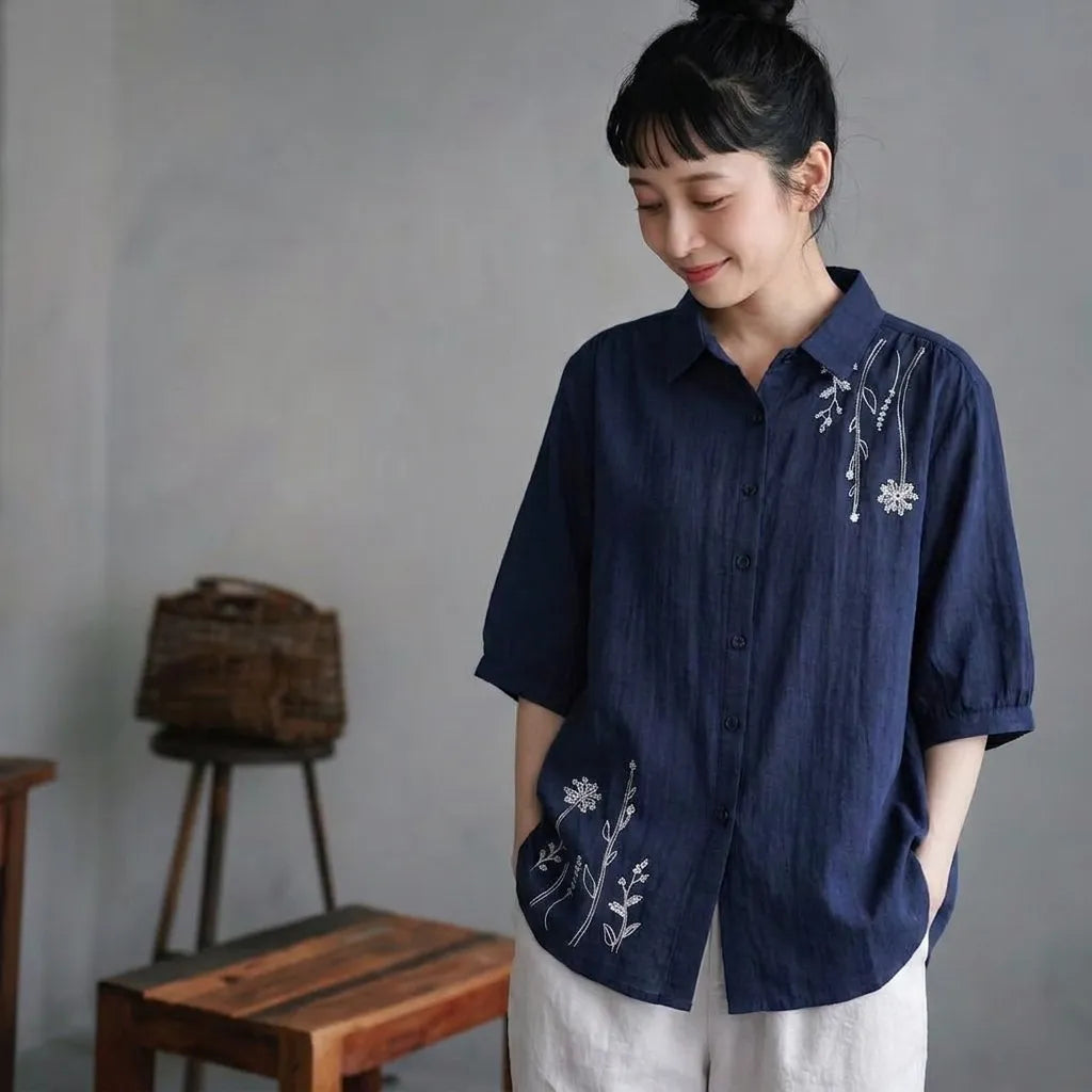 アンティークな刺繍を胸に、からだが泳ぐルーズな５分袖トップス