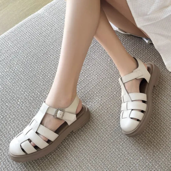 夏のスキマに、足元を軽やかにする大人シックな編み込み靴