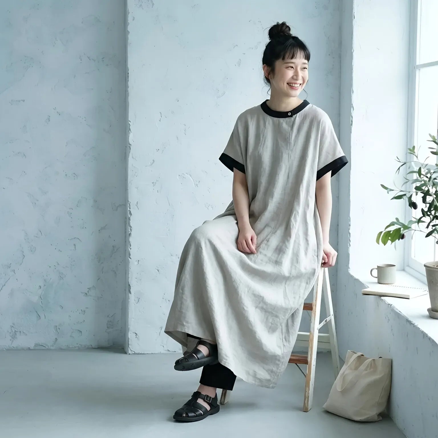 凛とした配色で引き締める、贅沢シルエットの生成り服