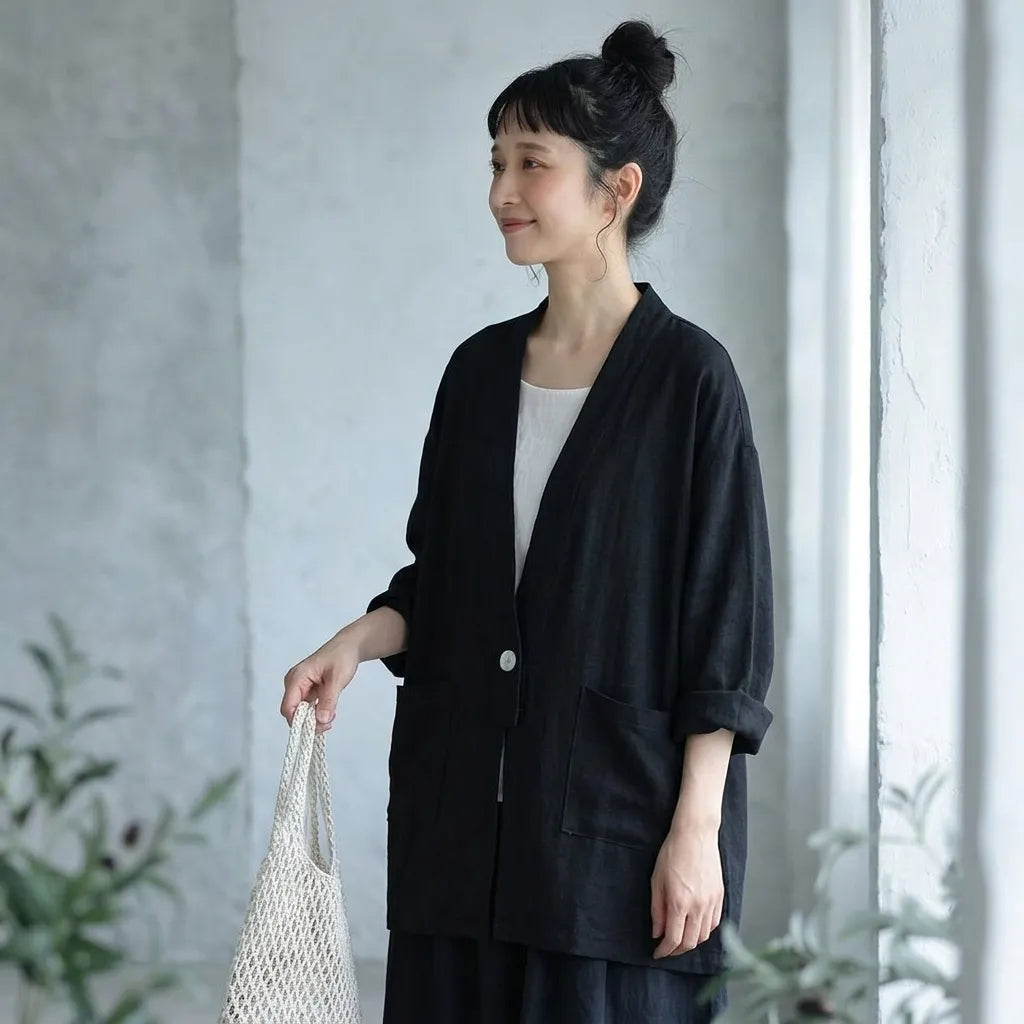 風待ち通りの木陰で、さらりと羽織るリネンのフードジャケット