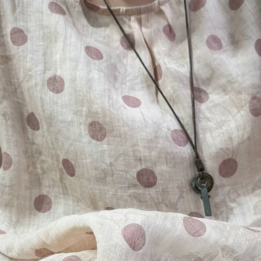 ラベンダーの風をそっとまとって。首元フ律が甘すぎない大人の水玉リネンブラウス