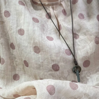 ラベンダーの風をそっとまとって。首元フ律が甘すぎない大人の水玉リネンブラウス
