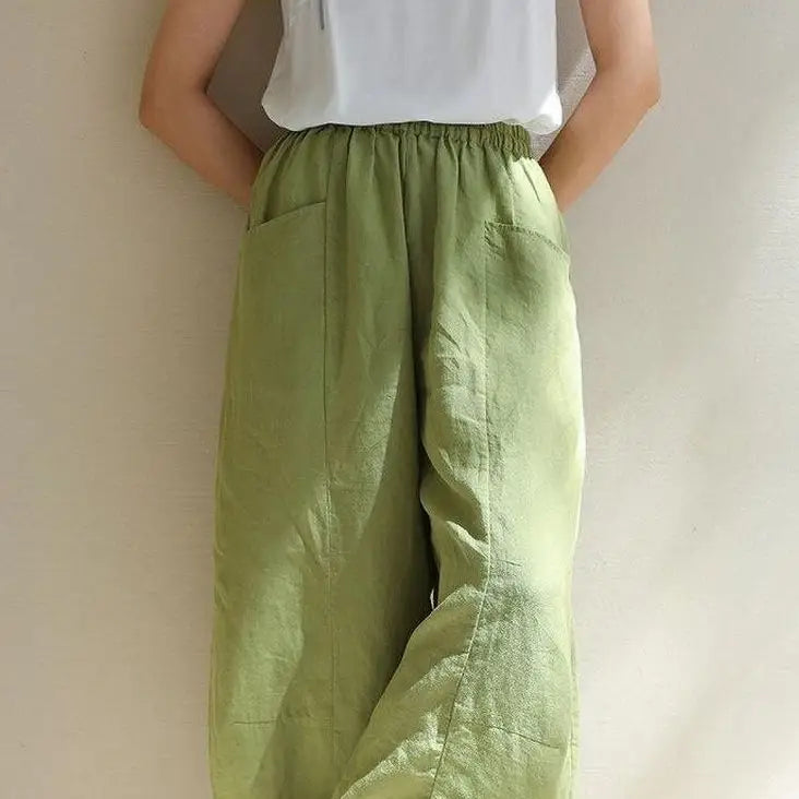 ゆったりとしたワイドレッグのカジュアルパンツ
