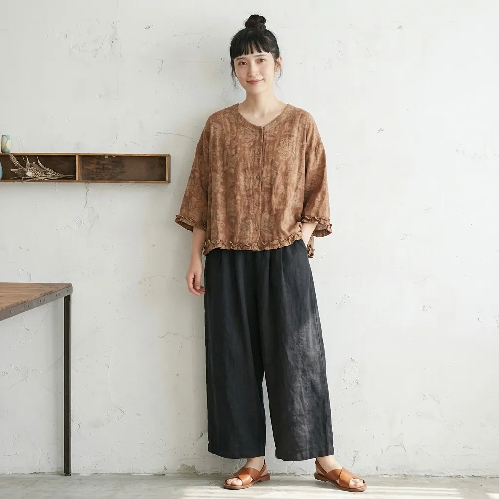 草花の余韻をまとう、ジャカードリネンのVネックブラウス