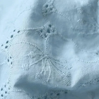 夏の木漏れ日をすくい取った、透かし刺繍の ブラウス