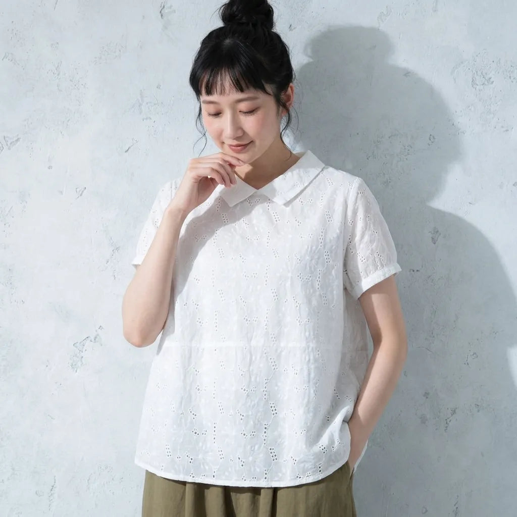 夏の木漏れ日をすくい取った、透かし刺繍の ブラウス