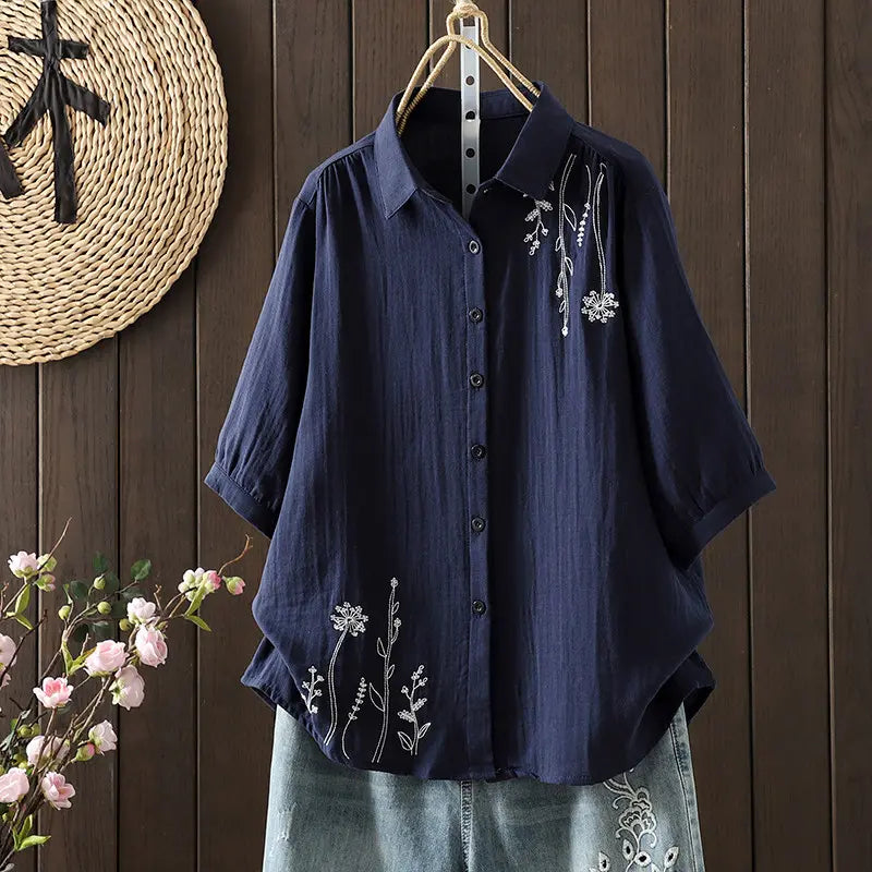 アンティークな刺繍を胸に、からだが泳ぐルーズな５分袖トップス