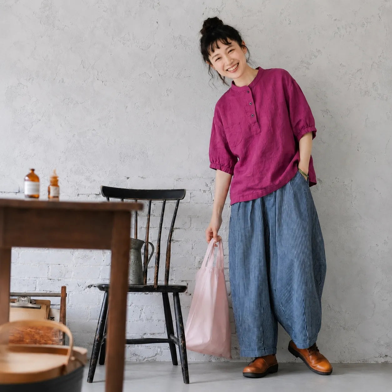さらりと羽織って、それだけでいい。コットンリネンシャツ。