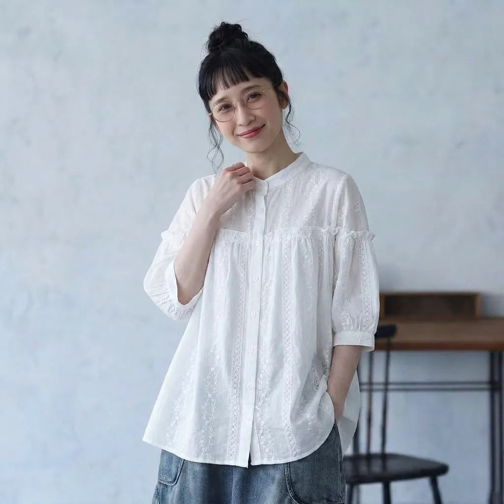 木漏れ日と並ぶ、ストライプの刺繍シャツ
