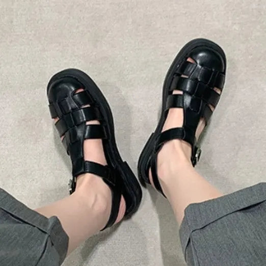 夏のスキマに、足元を軽やかにする大人シックな編み込み靴