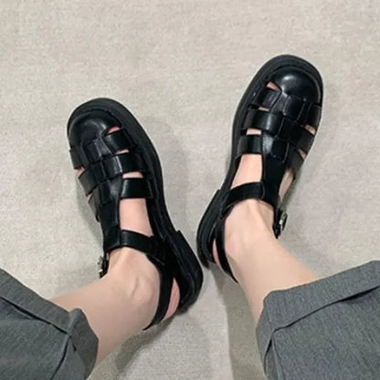 夏のスキマに、足元を軽やかにする大人シックな編み込み靴