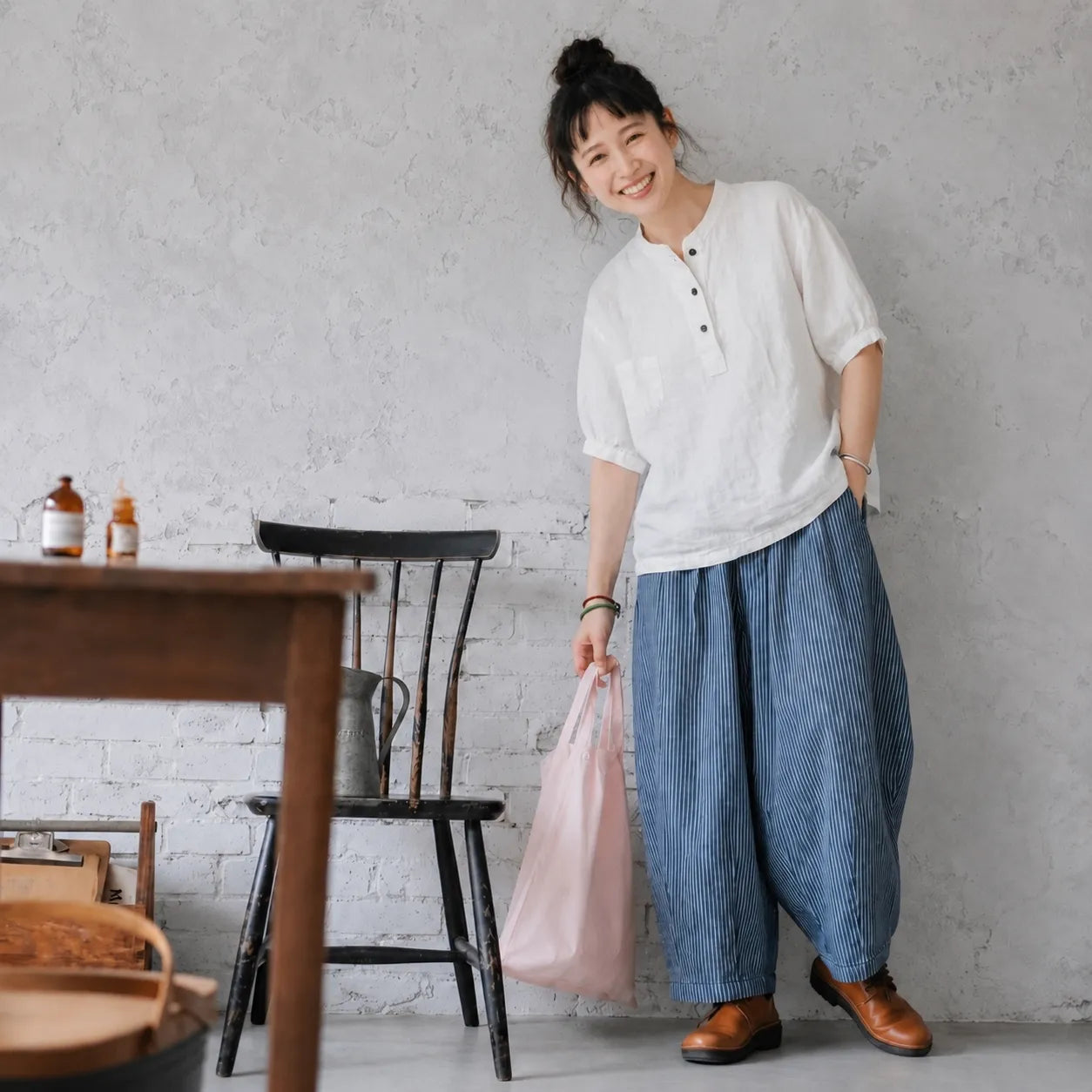 さらりと羽織って、それだけでいい。コットンリネンシャツ。