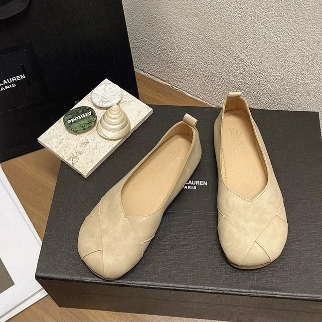 素足にそっと寄り添う、軽やかに街を歩むレザーパンプス
