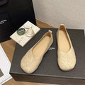 素足にそっと寄り添う、軽やかに街を歩むレザーパンプス