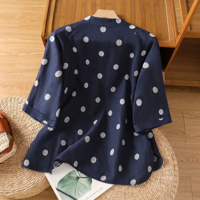 水玉に刺繍を添えた、コットンリネンのシャツ