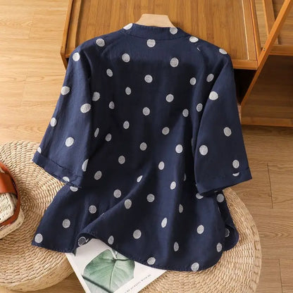 水玉に刺繍を添えた、コットンリネンのシャツ