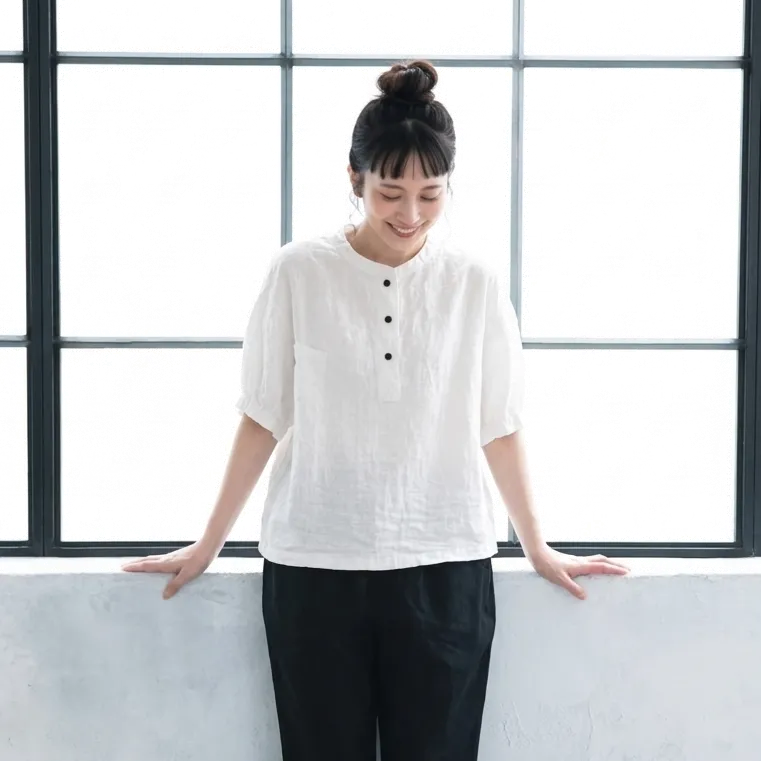さらりと羽織って、それだけでいい。コットンリネンシャツ。