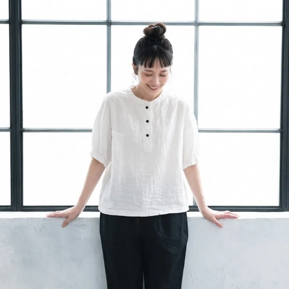 さらりと羽織って、それだけでいい。コットンリネンシャツ。
