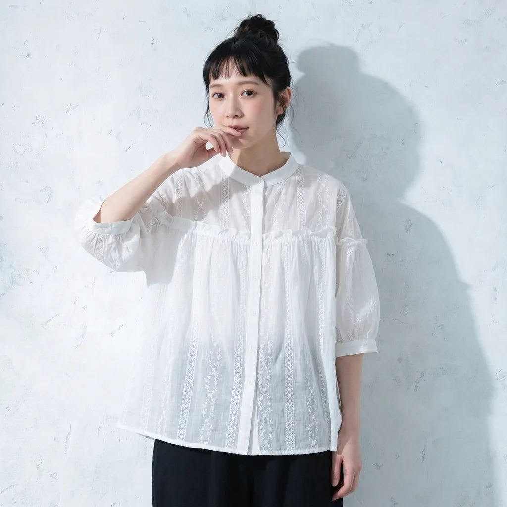 木漏れ日と並ぶ、ストライプの刺繍シャツ