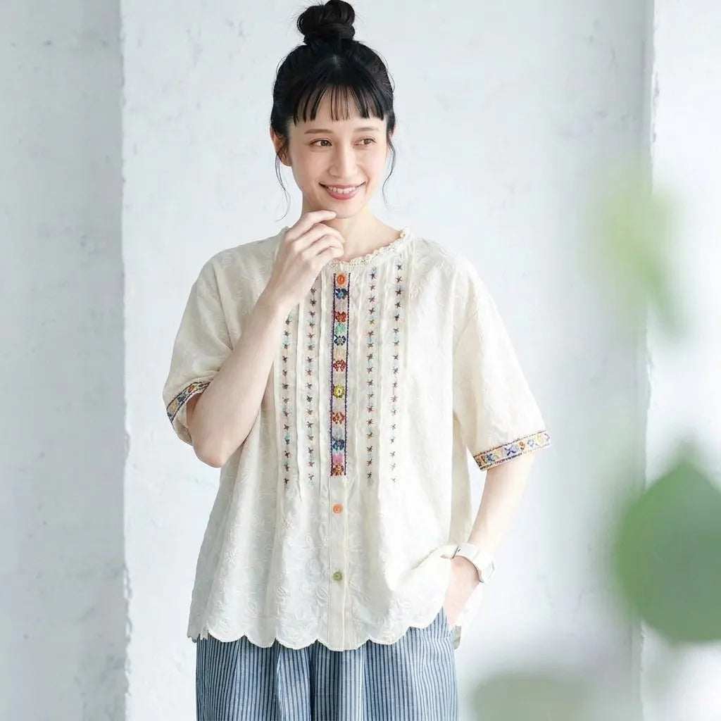 刺繍レースをまとった、ゆるりシャツ