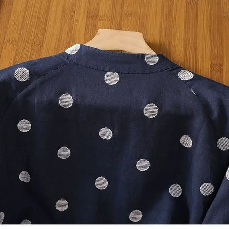 水玉に刺繍を添えた、コットンリネンのシャツ