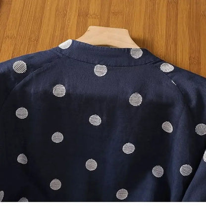 水玉に刺繍を添えた、コットンリネンのシャツ